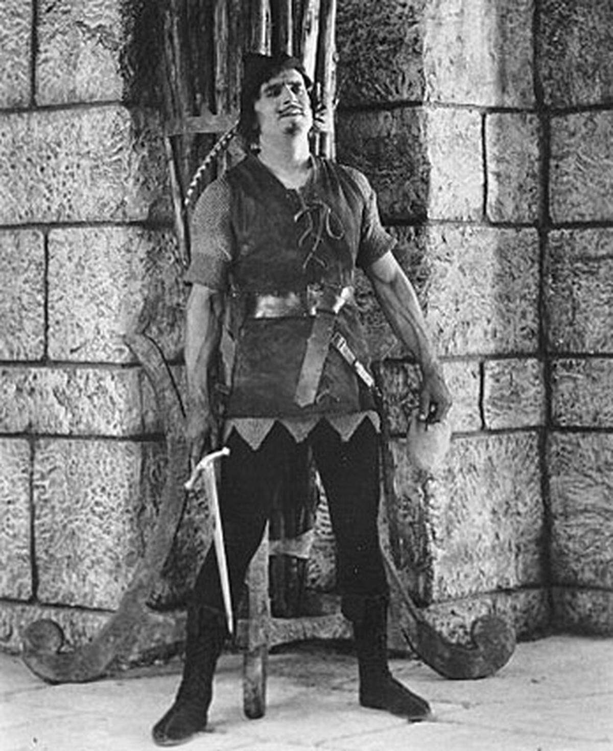 Der allererste Robin Hood stammt aus der Zwischenkriegszeit: Stummfilm-Star Douglas Fairbanks mimte 1922 den Helden und machte die Legende allgemein bekannt. Alan Hale Sr. hatte in der Rolle des Little John solchen Erfolg, dass er gleich zwei Mal wieder darin besetzt wurde: 1938 in "Robin Hood, König der Vagabunden" und 1950 "Robin Hoods Vergeltung".