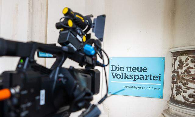 In den Ermittlungen in der ÖVP-Chat-Affäre dürfte die beschuldigte Meinungsforscherin kurz vor der Hausdurchsuchung Chat-Verläufe gelöscht haben.