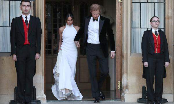 Auch nach der Trauung beim privaten Empfang von Prinz Charles, ging es mit Stil weiter.  Zur geschlossenen Abendveranstaltung wählte sie ein weißes hochgeschlossenes Kleid, entworfen von der britischen Designerin Stella McCartney.