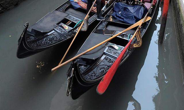 Symbolbild. Mit einer Gondel durch die Kanäle Venedigs zu fahren ist nicht so einfach, wie ein Touristenpaar bei einer Diebesfahrt bemerkte.