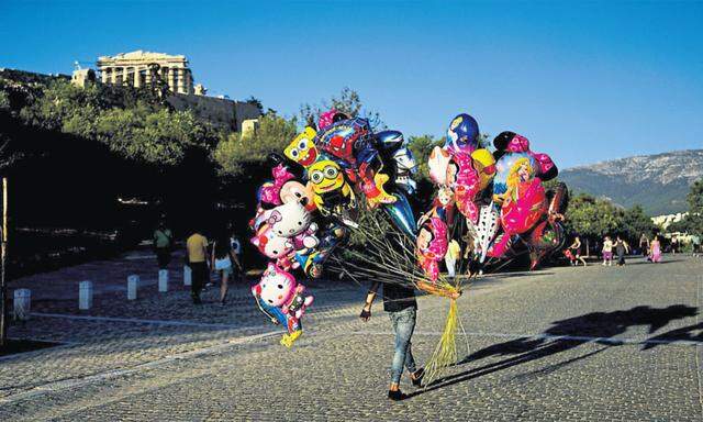 Ein Straßenverkäufer am Fuß des Akropolis-Hügels in Athen. Für die Menschen im Land brachte das Sparprogramm schwere Einschnitte.