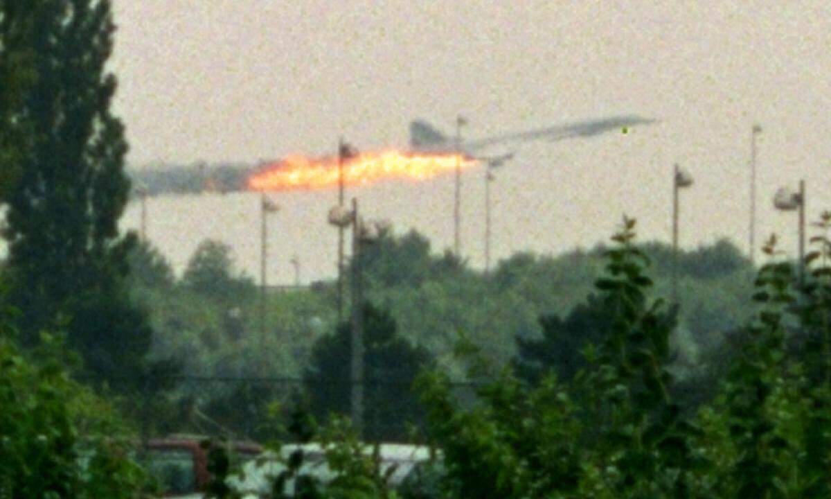 Der Pariser Concorde-Absturz vom 25. Juli 2000 leitete schließlich das Ende des Überschallfliegers ein. Der Überschalljet fing Feuer, weil er beim Start über eine Titan-Lamelle rollte, die von einer Continental-Maschine abgefallen war. Dabei platzte ein Reifen der Concorde, Gummiteile durchschlugen einen Tank des Flugzeugs und der ausströmende Treibstoff ging in Flammen auf. 