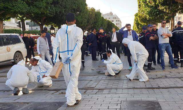 Spurensuche am Tatort. Tunesische Polizisten untersuchen den Anschlagsort im Zentrum der Hauptstadt.