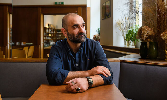 Schriftsteller Hamed Abboud im Café Z in Wien-Rudolfsheim. 