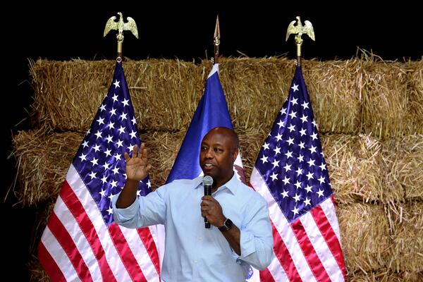 Tim Scott: Der einzige afroamerikanische republikanische Senator hat seine Kampagne am 22. Mai gestartet. Außerhalb seines Heimatstaates South Carolina hat er nur einen geringen Bekanntheitsgrad. Doch sein Optimismus und seine Fokussierung auf die Einigung seiner gespaltenen Partei haben ihm dabei geholfen, sich von dem aggressiveren Ansatz von Trump und DeSantis abzuheben. Einer Umfrage von Reuters zufolge unterstützt ihn nur ein Prozent der registrierten Republikaner. 