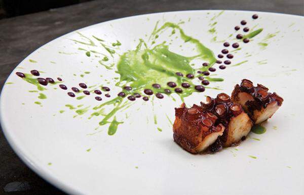 Der peruanische Koch Virgilio Martínez Véliz ist Chef und Eigentümer des Central Restaurante im Stadtteil Miraflores von Lima. In seiner Küchenphilosophie spielt Mutter Natur die Hauptrolle. Besondere Aufmerksamkeit bekam sein "Octopus in lila Kohle".centralrestaurante.com.pe