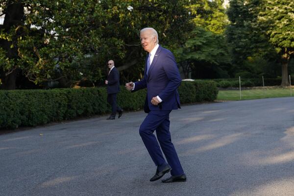 Die Demokraten.  Joe Biden: Der amtierende Präsident hat seine Wiederwahl-Kampagne Ende April eingeleitet. Er ist bereits jetzt der älteste US-Präsident aller Zeiten und muss die Wähler davon überzeugen, dass er weitere vier Jahre im Weißen Haus durchhalten kann. Nach Angaben von Verbündeten kandidiert Biden, weil er glaubt, dass er der einzige demokratische Kandidat ist, der Trump besiegen kann. Ihm droht vorerst keine ernsthafte Gefahr durch einen demokratischen Herausforderer. 