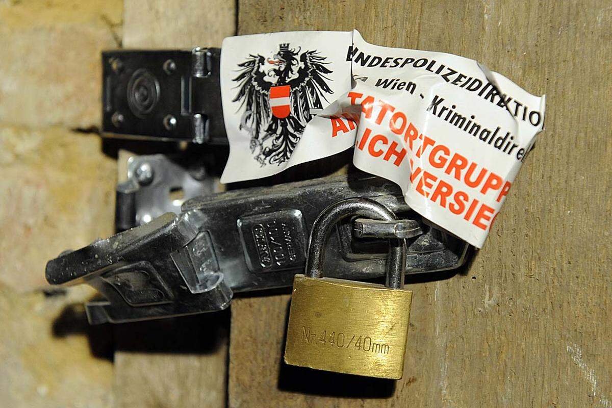 Im Kellerabteil wurden auch mehrere Schusswaffen sichergestellt.