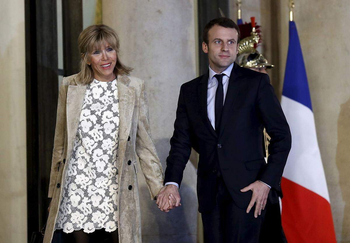 Tatsächlich begleitete Brigitte Macron ihren Ehemann während dessen Kandidatur auf viele Kampagnentermine: eine sichtbare Person. Und geht es nach Emmanuel Macron, soll das so bleiben. Er wolle seine Frau in einen unbezahlten, politischen Posten bringen, so er gewählt werde, sagte Macron vor der Wahl.