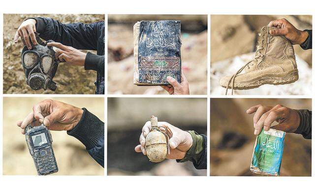 Überreste des „Kalifats“. Kurdische Kämpfer zeigen Gegenstände, die sie in der früheren IS-Hochburg Baghouz – ein Jahr nach deren Eroberung – gefunden haben.