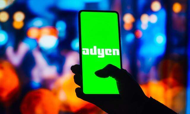 Adyen-Logo auf einem Smartphone-Display. 