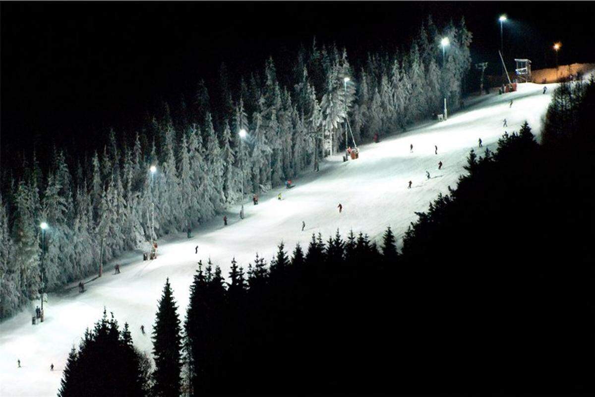 Zwischen den Weinreben der Region liegt bei Maria Laach das Skigebiet Jauerling. Die Sicht auf der Flutlichtpiste sei besser als bei Tag, sagen die Betreiber. Vier Mal pro Woche, Mittwoch bis Samstag von 18.30 bis 21.30 Uhr, ist sie beleuchtet. Nur 1,5 Stunden fährt man von Wien Mitte.