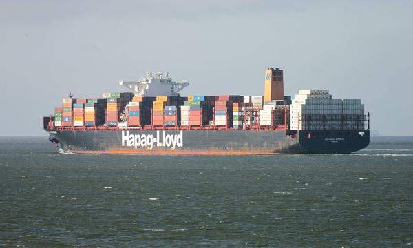 Hapag-Lloyd Containerschiff, gesehen am 07.05.2022 vor Cuxhaven an der deutschen Nordseeküste