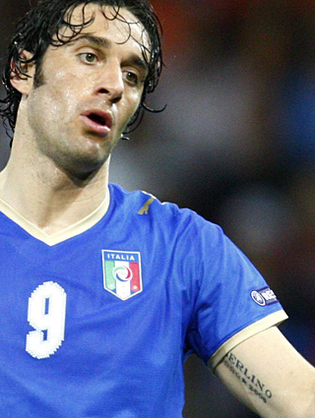 Vier mal wurde Italien Weltmeister, in Berlin 2006 war auch Luca Toni am Sieg beteiligt. Obwohl er den WM-Titel 2006 ganz bestimmt nie vergessen wird, hat er sich Datum und Ort des Erfolges zur Sicherheit auf den linken Oberarm tätowieren lassen.