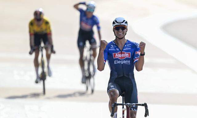 Mathieu van der Poel hat die 120. Auflage des Kopfsteinpflaster-Klassikers Paris-Roubaix gewonnen.