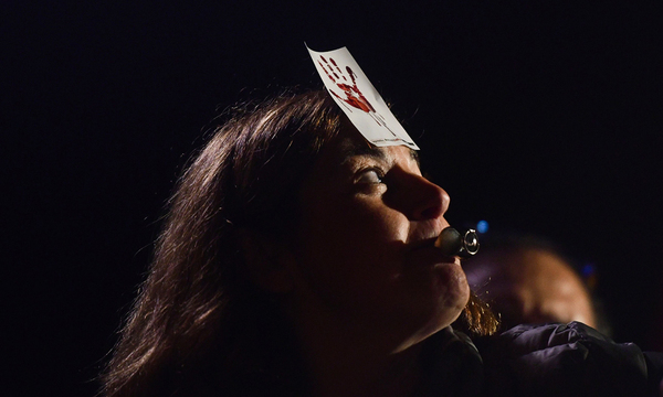 Eine Demonstrantin protestiert vor dem Parlament in Maltas Hauptstadt Valletta. Sie fordert die Aufklärung des Mordes an Daphne Caruana Galizia. 