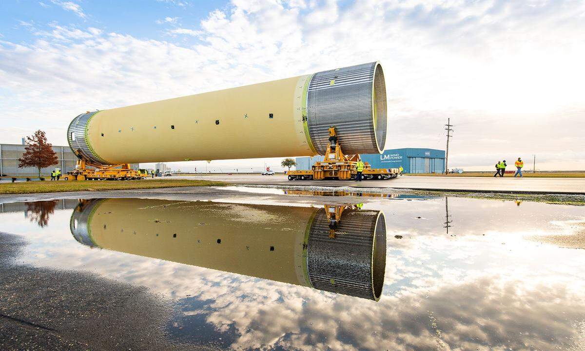 Das Montagewerk der US-Bundesbehörde NASA in der Nähe von New Orleans, Louisiana beherbergt unter anderem eine 70 Meter hohe, vertikale Montagevorrichtung, das weltgrößte robotergestützte Werkzeug zum Bau von Raketen. Mit einem knapp 3,4 Quadratkilometer großen Werksgelände ist das Werk fast so groß wie der Central Park in New York.