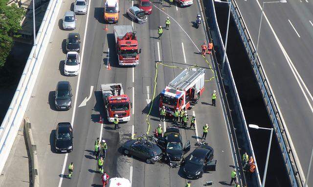 Ein Serienunfall auf der A23 legte den Verkehr lahm.