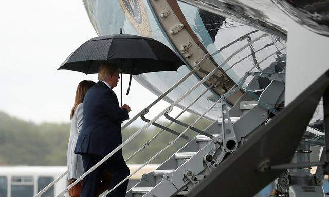 Donald und Melania Trump besteigen die Air Force One in Richtung Helsinki.