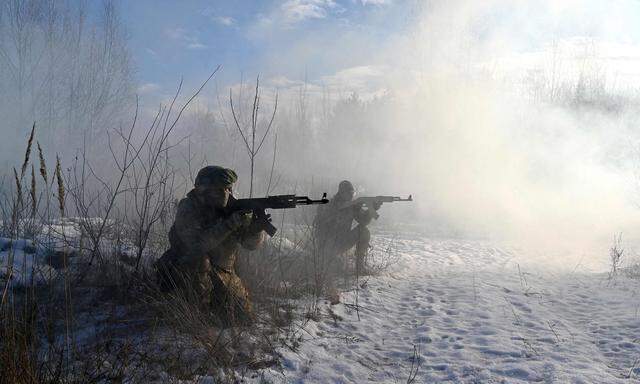 An der Front des Kalten Kriegs zwischen der Ukraine und Russland üben ukrainische Reservisten den Ernstfall. 