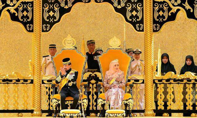 Sultan Hassanal Bolkiah mit seiner Erstfrau, Königin Saleha - auf einem Archivbild aus dem Jahr 2015.