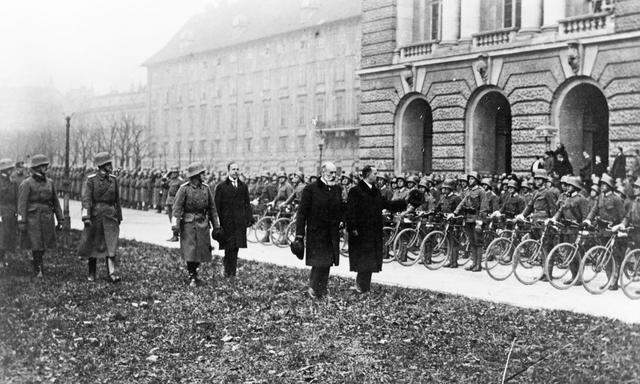 Hofburg – keine musealisierte Insel: Feier zum Nationalfeiertag am 12. November, vermutlich 1920.