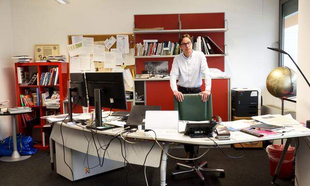 Chefredakteur Walter Hämmerle an seinem Arbeitsplatz bei der „Wiener Zeitung“. 