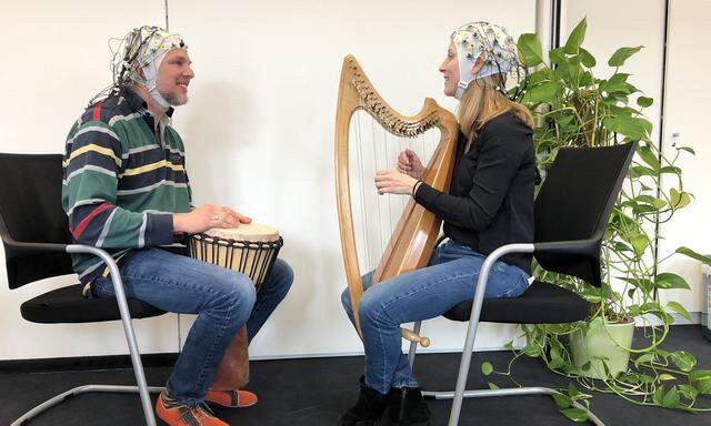 Musiktherapie mit EEG-Kappe. Schon der Rhythmus hilft, sich zu synchronisieren. Aber erst die Emotion bringt den Erfolg.