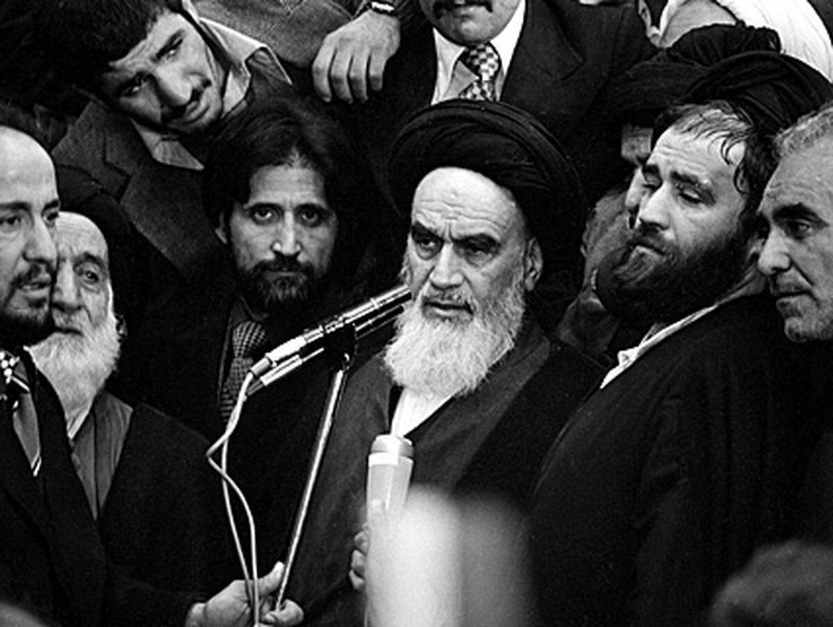 Seit den 1930er-Jahren kämpfte der 1902 geborene Ayatollah Khomeini gegen die iranische Monarchie. Khomeini warf der Schah-Herrschaft diktatorische Machtausübung vor. 1963 wurde der Regime-Kritiker nach einer Predigt verhaftet. In der Hauptstadt Teheran kamen daraufhin tausende Menschen bei Demonstrationen ums Leben. 1964 wurde der Theologe ins Exil gezwungen. Der Geistliche bereitete von Paris aus den Sturz des Schahs vor. Als 80-Jähriger feierte er seine triumphale Rückkehr.