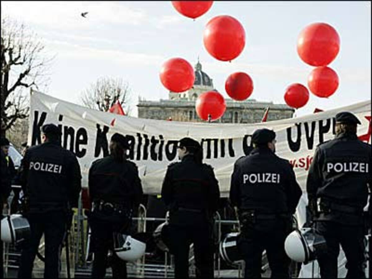 Im Gegensatz zur Regierung im Jahr 2000 musste Alfred Gusenbauers Regierungsteam aber nicht unterirdisch zur Angelobung in die Präsidentschaftskanzlei gehen: Ihr Weg in die Hofburg fand aber unter schwerem Polizeischutz statt - begleitet von einem Pfeifkonzert.