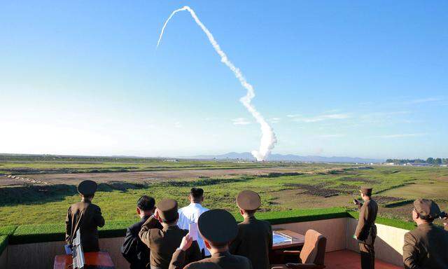 Nordkoreas Diktator Kim Jong-un war beim Raketentest dabei