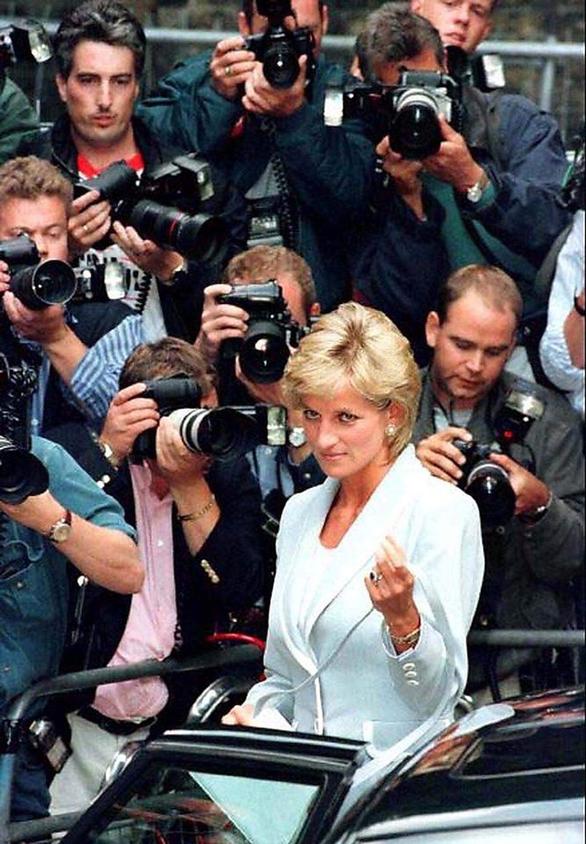 Lady Diana: von der Märchenprinzessin zum Weltstar. So geht die Erzählung heute, und die Geschichte der britischen Adeligen samt ihrem tragischen Tod in Paris dient als Lehrstück über Intrigen, Machtkämpfe und Boulevardjournalismus am britischen Königshof der 1980er- und 1990er-Jahre.
