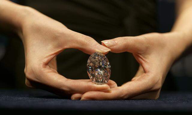 Der große weiße Diamant wird in Hongkong versteigert. 