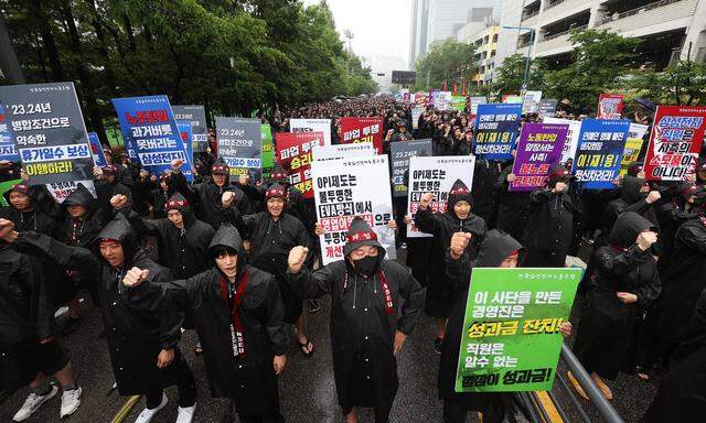 In schwarzen Regenjacken und mit Bändern mit der Aufschrift „Kämpfe mit Solidarität“ versammelten sich am Montag tausende Mitarbeiterinnen und Mitarbeiter vor der Fabrik des Unternehmens in Hwaseong.