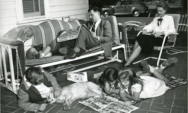 Der Sonntag im American Way of Life der 1940er-Jahre – natürlich mit Sonntagszeitung. 