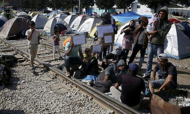 Die Räumung der Bahngleise in Idomeni ist für die Behörden eine Herausforderung.