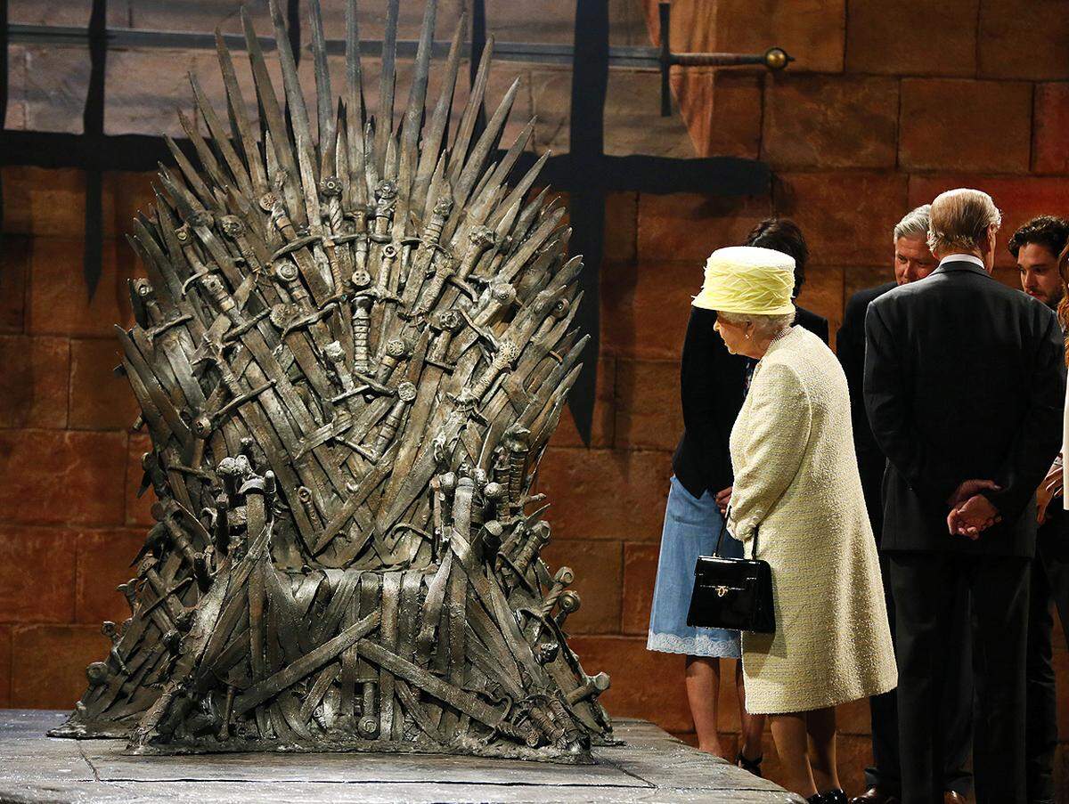 Ihre Nordirland-Reise fuhrte die britische K&ouml;nigin Elizabeth II. auch an das Filmset der Serie "Game of Thrones". Die Queen besichtigte den "Iron Throne", den eisernen Thron.  24. Juni 2014