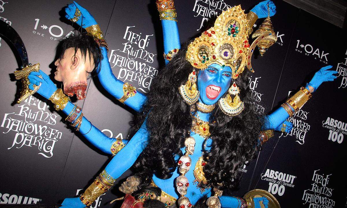 2008 verblüffte Klum als blaugefärbte, achtarmige indische Göttin Kali. Ihre Kostümwahl löste aber nicht überall Begeisterungsstürme aus. Hindus warfen ihr vor, sie würde ihre Göttin ins Lächerliche ziehen und forderten eine Entschuldigung.