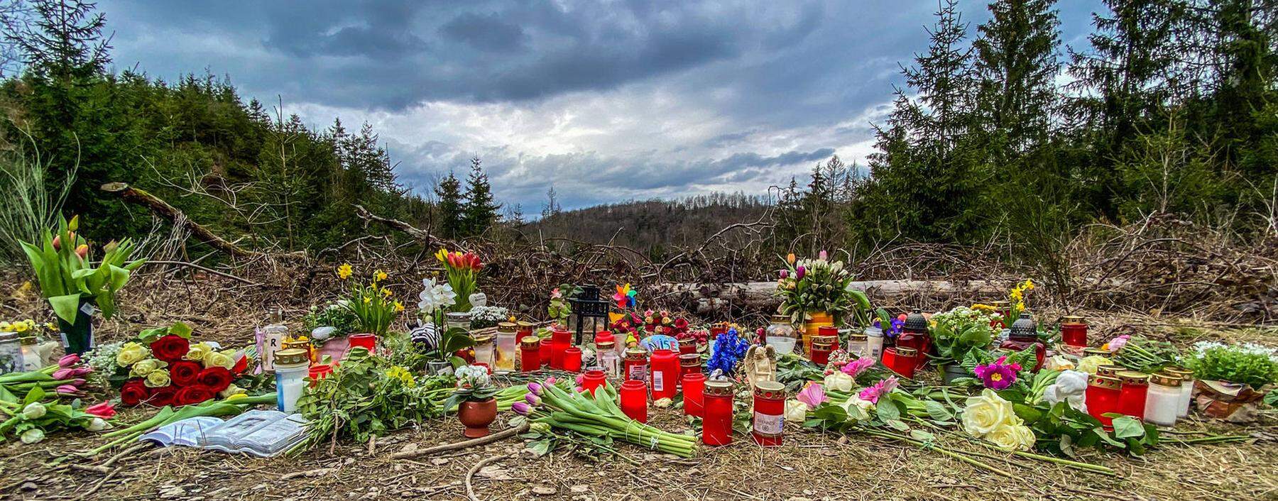 Trauernde bringen Kerzen und Blumen, um der Verstorbenen zu gedenken.