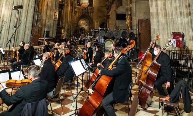 Gruppenweise im Kirchenraum verteilt: die Wiener Symphoniker im Stephansdom.