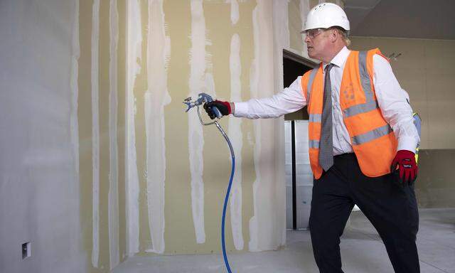 Bitte nicht anpatzen: der britische Premierminister, Boris Johnson, im August beim Besuch der Baustelle eines Spitals in Hereford, Westengland.