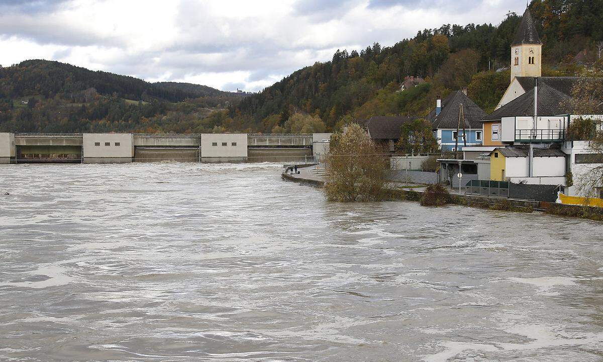 Derzeit lasse man rund 1550 Kubikmeter Wasser pro Sekunde nach Lavamünd durch, hieß es am Dienstagvormittag.