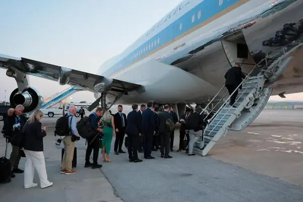 Passagiere besteigen die Air Force One mit (angeblich) US-Präsident Donald Trump an Bord auf dem Weg nach Washington nach seiner Teilnahme am NATO-Gipfel. Aufnahme vom Flughafen Ankara Esenboga in Ankara, Türkei, 8. Juli 2026. REUTERS/Jonathan Ernst