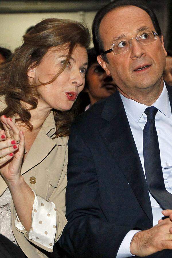 Hollande stand daraufhin lange im Schatten der redegewandten Royal, mit der er vier Kinder hat. Die beiden trennten sich, nachdem Royal 2007 bei der Präsidentschaftswahl gegen Sarkozy verloren hatte. Hollande hatte aber zuvor schon ein neue große Liebe, die "Frau seines Lebens", gefunden: Die 47-jährige Politik-Journalistin Valerie Trierweiler.