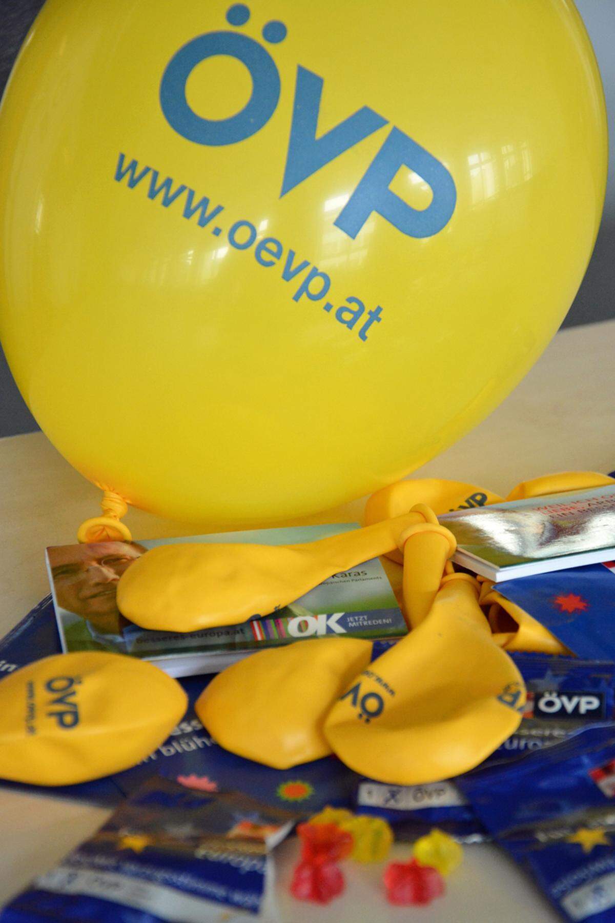 Die Volkspartei will Europa "zum Blühen" bringen, daher werden Pflanzensamen ausgeteilt - allerdings ohne Erklärung, was genau wachsen soll. Dazu gibt es ein Packerl Gummisterne, Luftballons und einen Notizblock, dessen Deckblatt das Konterfei von Spitzenkandidat Othmar Karas ziert.