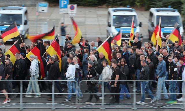 Die rechtsgerichtete "Pro Chemnitz"-Gruppe demonstriert regelmäßig in Chemnitz seit dem Todesfall.