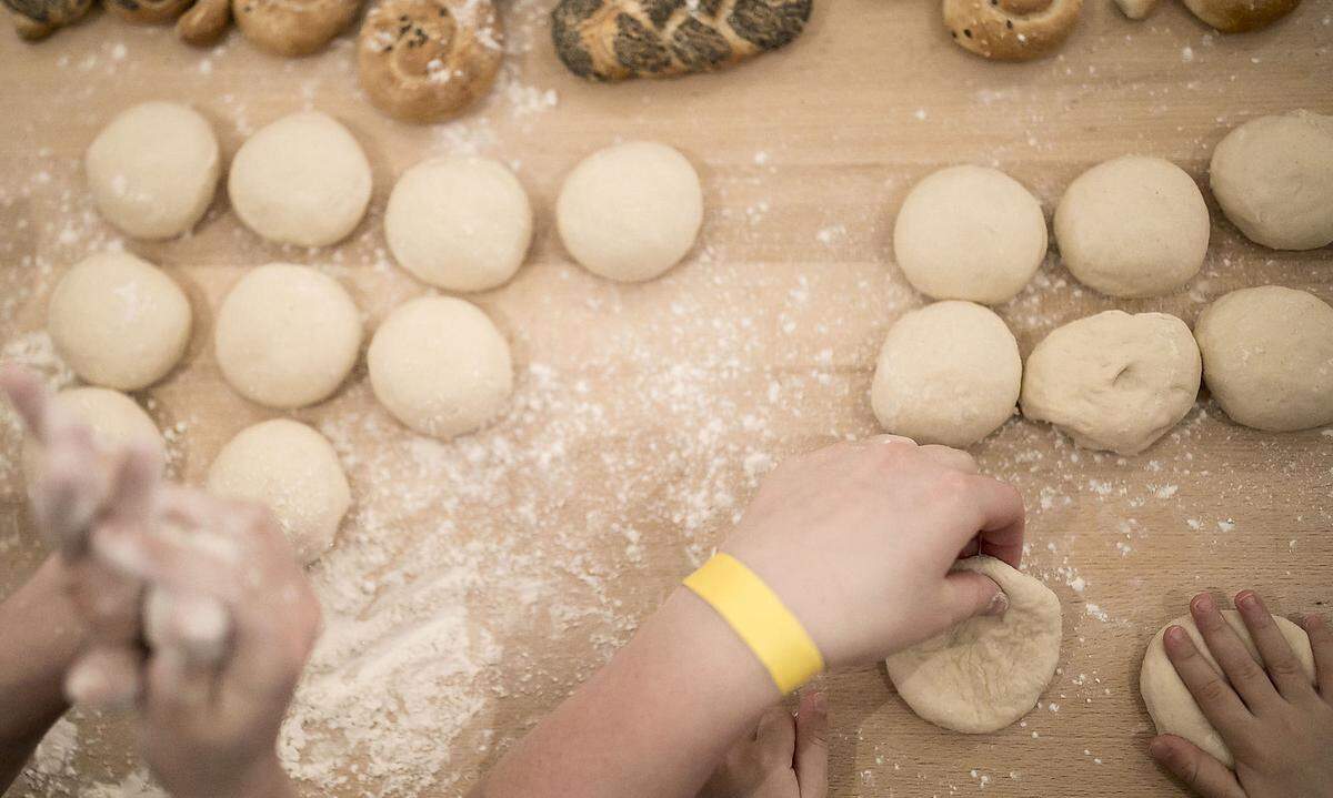 Mit dem Brotfieber anstecken soll man sich, wenn es nach den Veranstaltern geht, schon in jungen Jahren: Im Rahmen des Kinderbackprogramms lernen schon die Kleinsten, wie sich Teig anfühlen sollte, warum es beim Formen Mehl braucht und wie frisch gebackenes, ehrliches Brot duftet. Und wie es - nach einer gewissen Abkühlzeit - schmeckt.