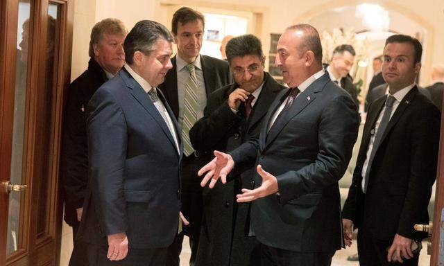 Treffen in gespannter Atmosphäre. Außenminister Gabriel (l.) empfing den türkischen Außenminister Çavuşoğlu  (zweiter von r.)