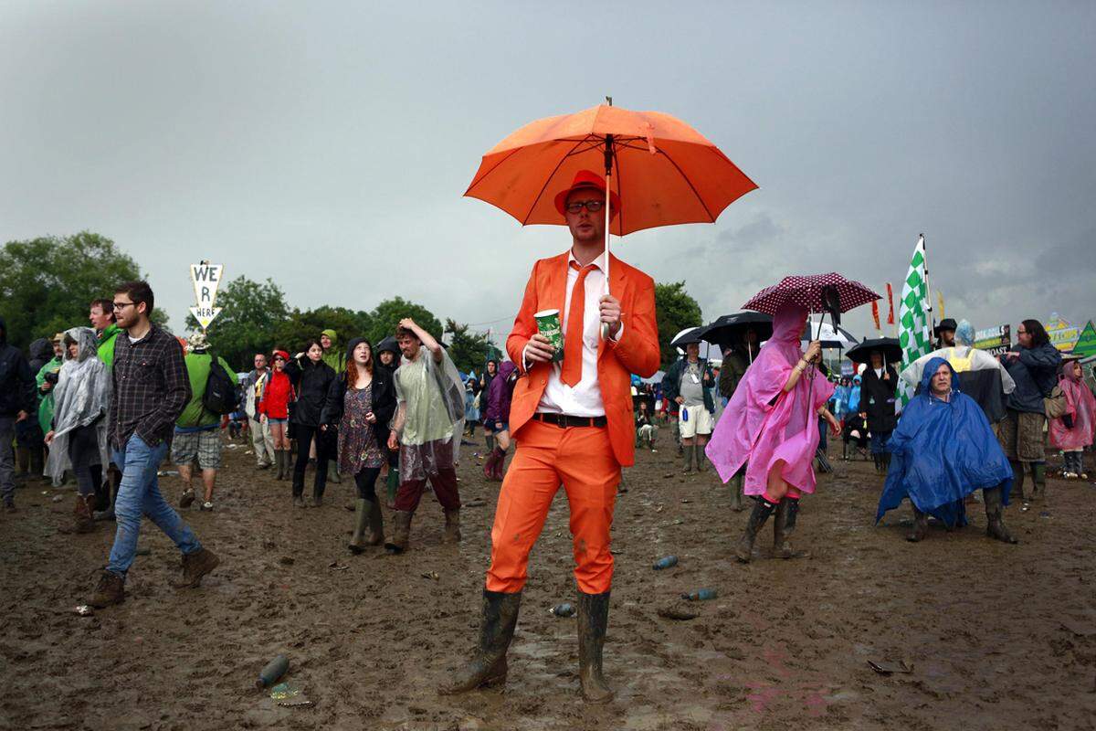 Dem schlechten Wetter trotzte dieser Besucher in einer orangen Montur.