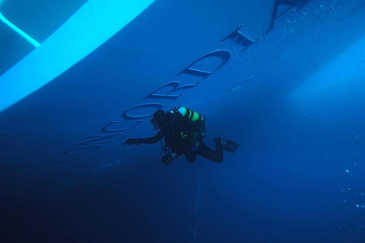 Am 13. Jänner ist das Kreuzfahrtschiff "Costa Concordia" vor der toskanischen Küste auf einen Felsen aufgelaufen. Dabei wurde das 500 Millionen Euro teure Schiff schwer beschädigt. Taucher suchen im Wrack nach Vermissten. Weiter: Unterwasserbilder des Schiffes und der Schäden